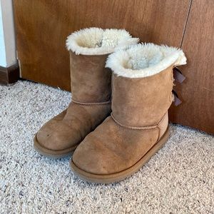 Size 6 UGG boots Bailey bow tan